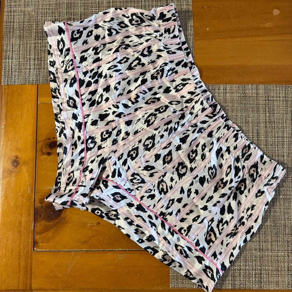 VICTORIA’S SECRET | Leopard Print Shorts with Pink Accents Size M